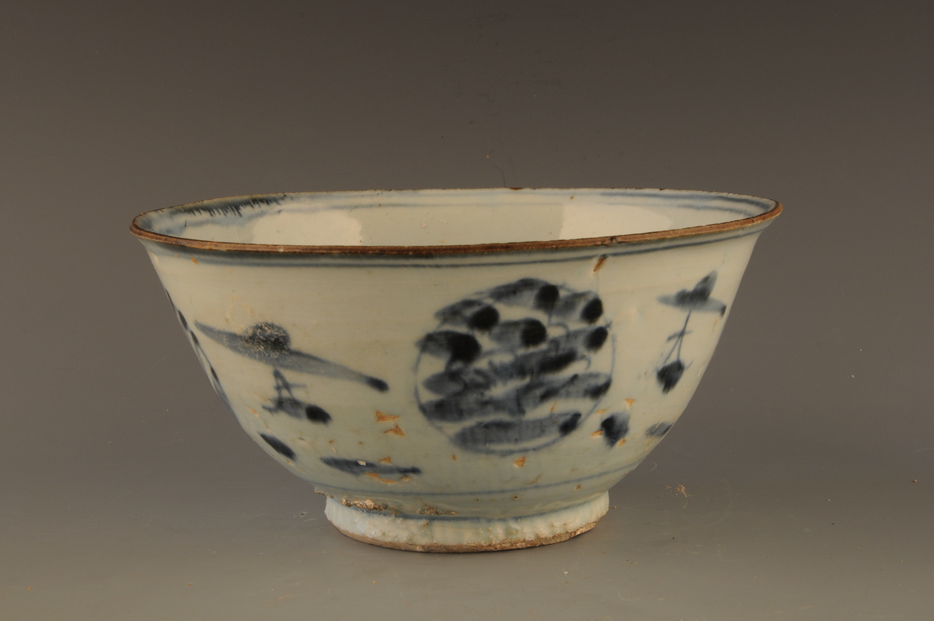 Blue and white porcelain bottle with a spreading mouth and plum blossom pattern of Qing Dynasty 