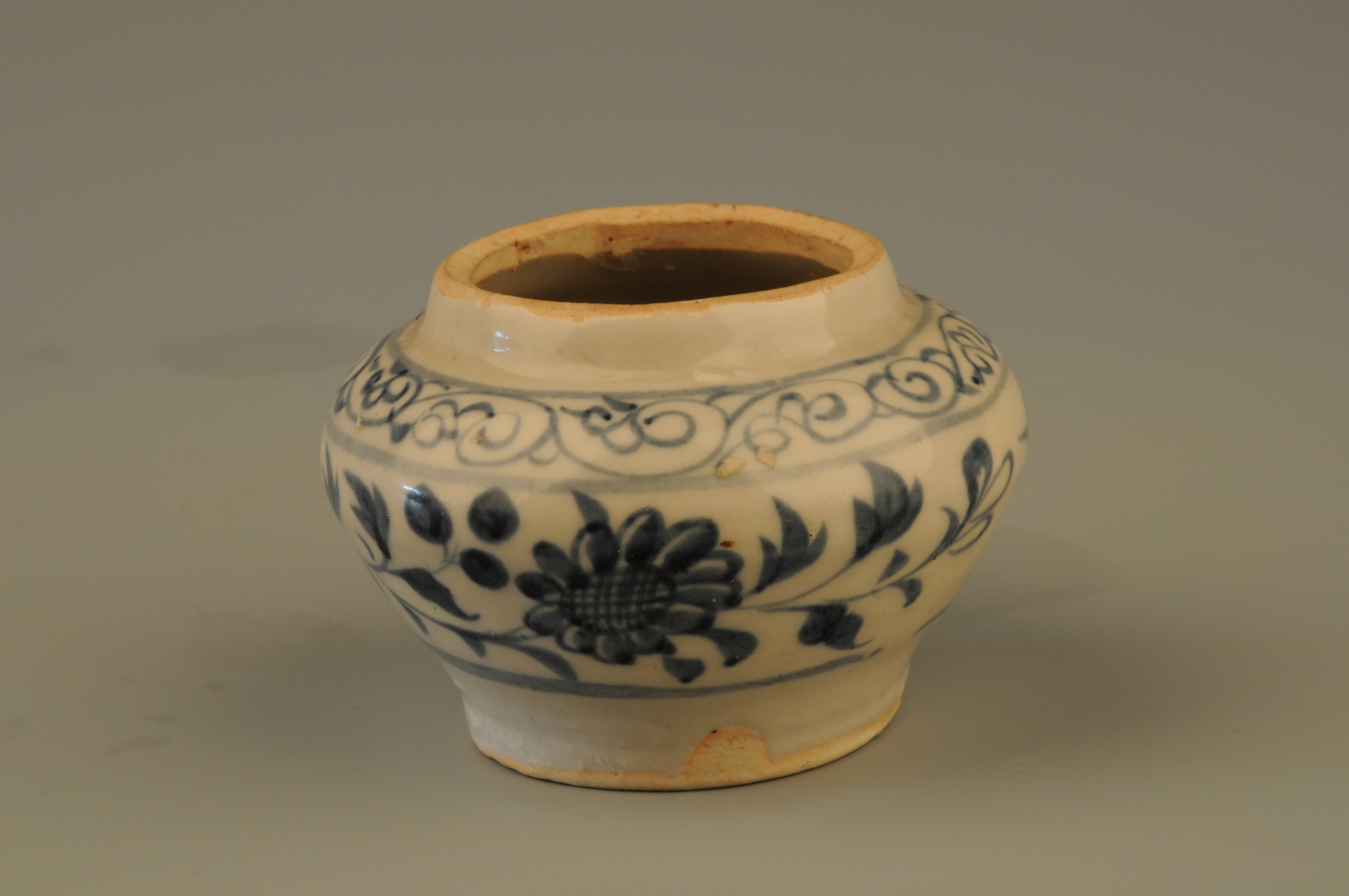 Blue and white porcelain jar with interlocking chrysanthemum pattern of Yuan Dynasty 