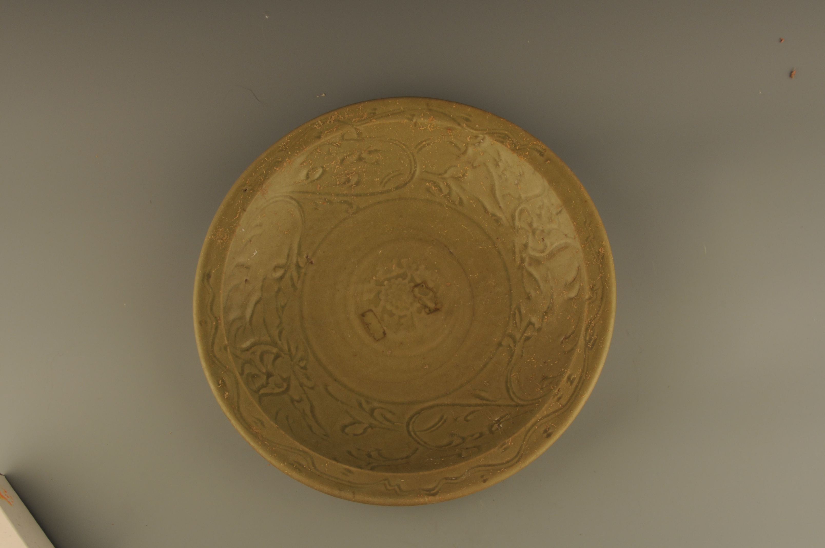 Longquan plate with engraved flower patterns 