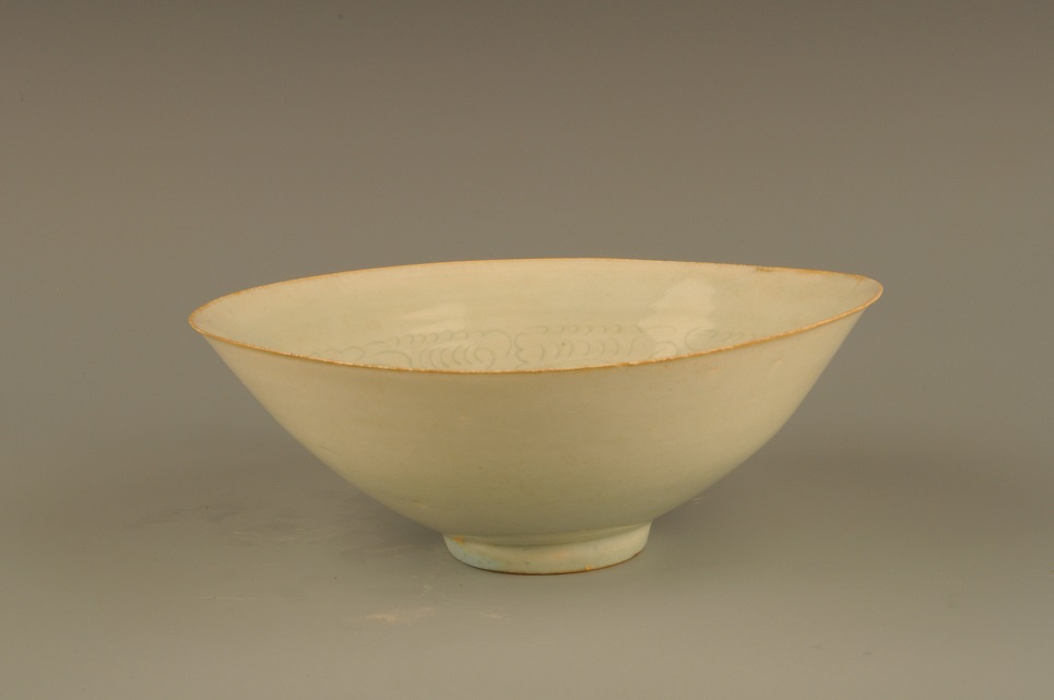 Bluish-white glazed bowl of Southern Song Dynasty with engraved pattern of children at play (75)